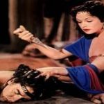 Image de film montrant Dalida rasant les cheveux de Samson