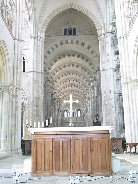 Autel et nef de la basilique de Vézelay