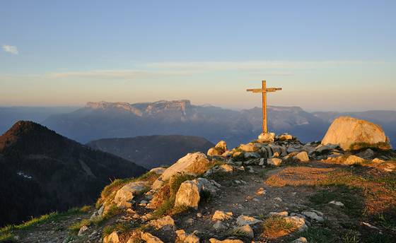 Croix au sommet d'une montagne