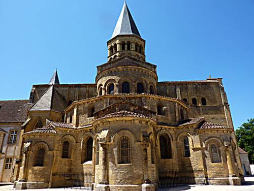Le chevet majestueux de la basilique de Paray-le-Monial