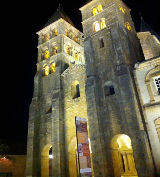 Basilique de Paray-le-Monial de nuit