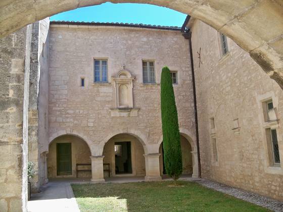 Cloitre de l'abbaye Saint Hilaire Ménerbes dans le Vaucluse